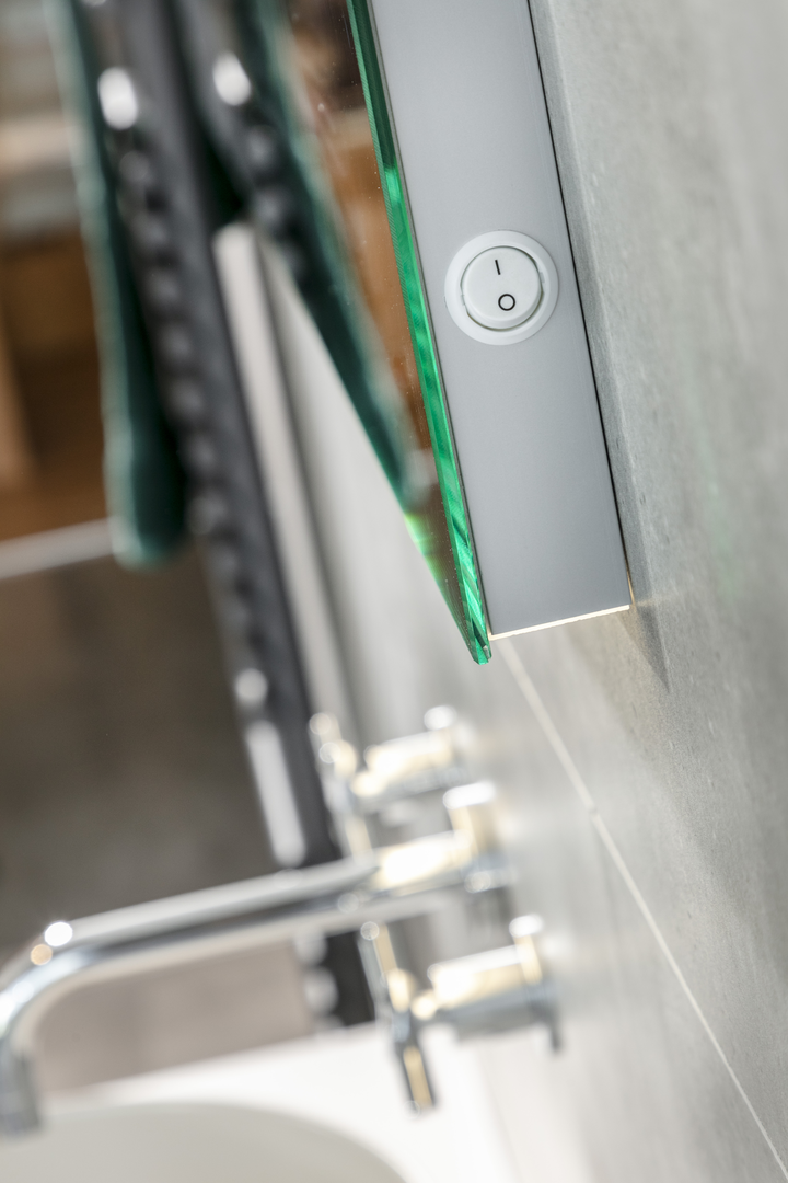 Uno Plus Spiegel met Horizontale LED Verlichting en Verwarming.