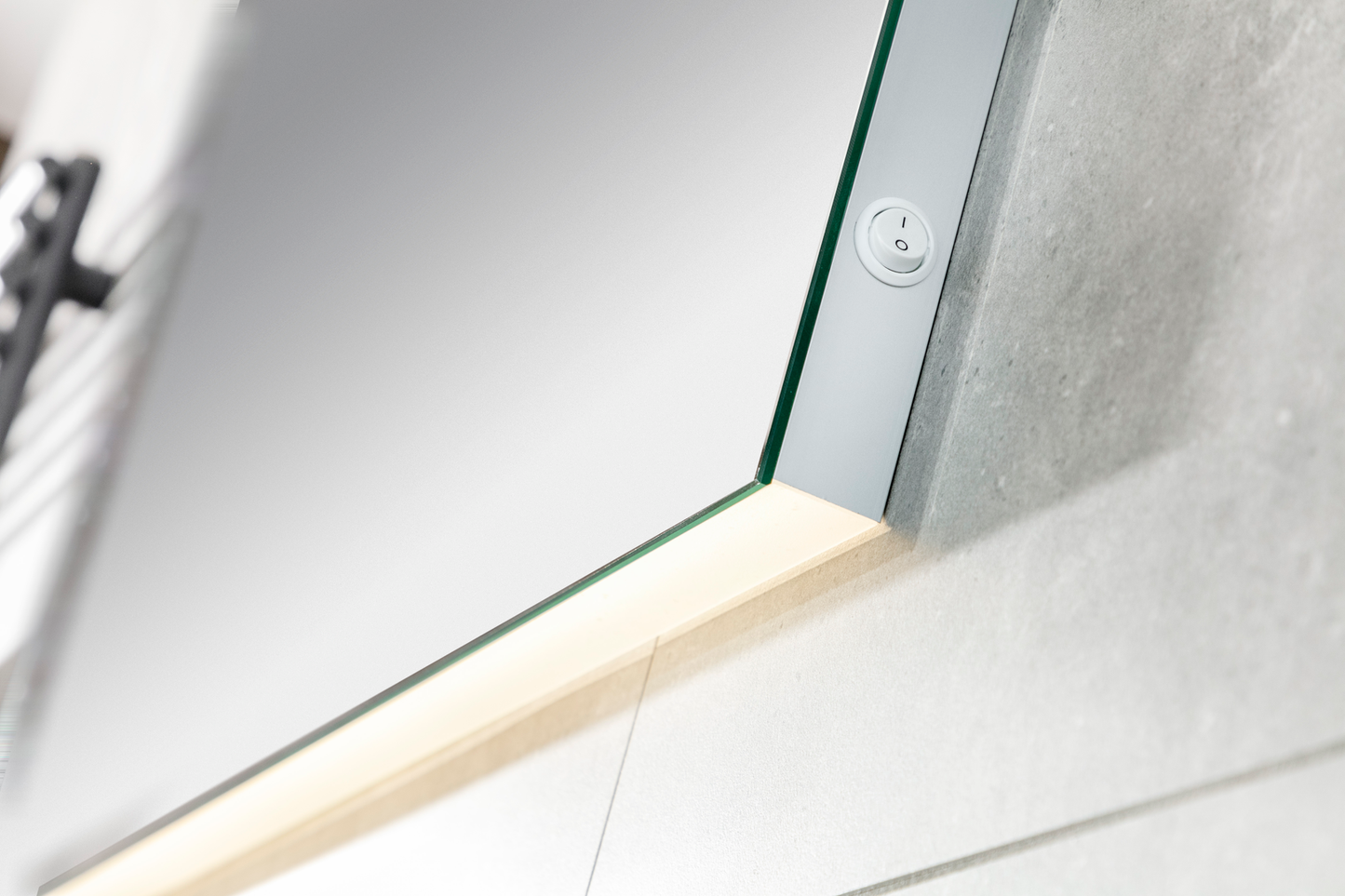 Uno Plus Spiegel met Horizontale LED Verlichting en Verwarming.